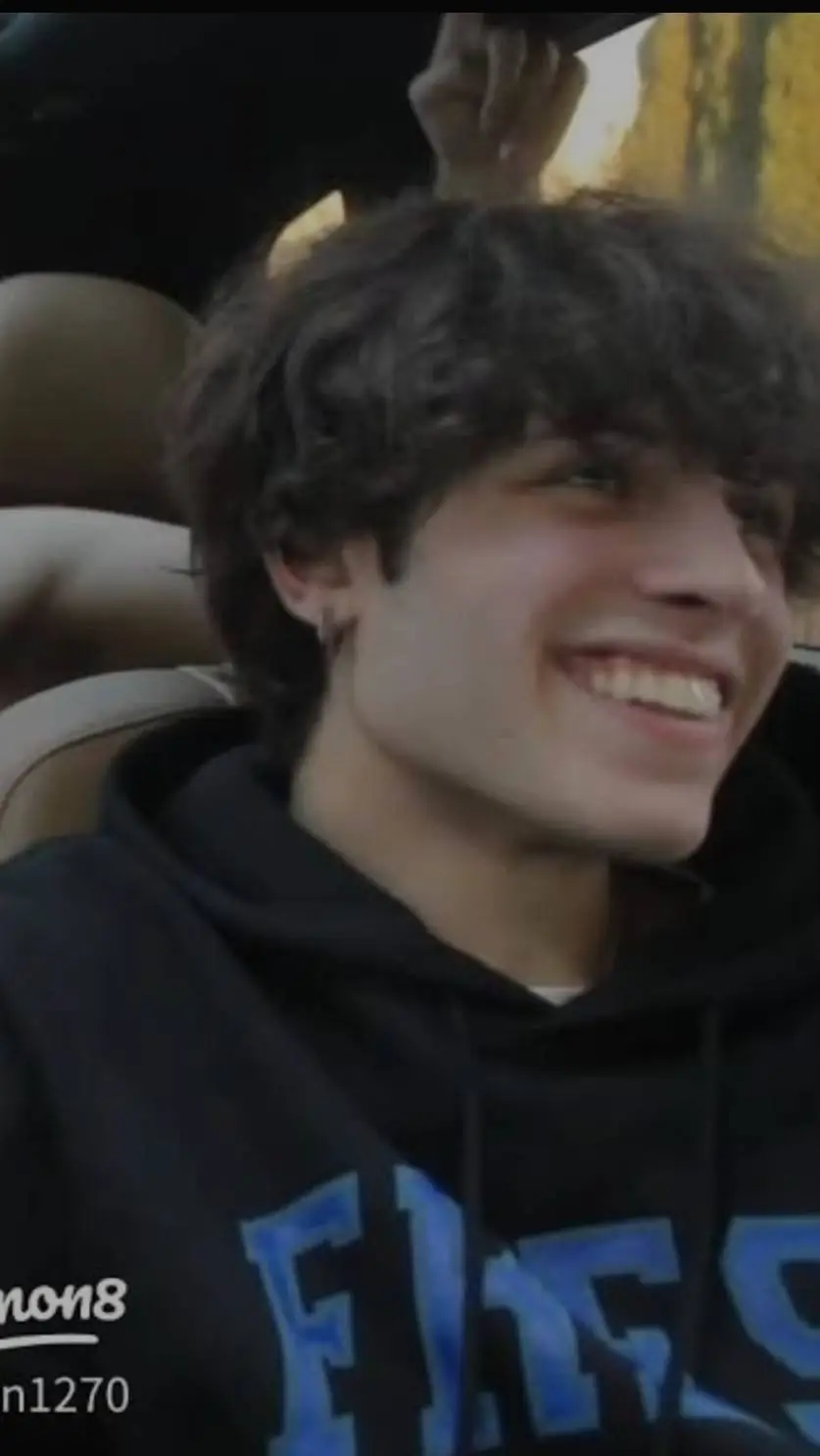 ai character: Matt sturniolo❤️💖💝 background