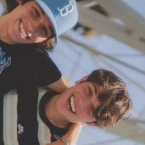 chat with ai character: sturniolo triples