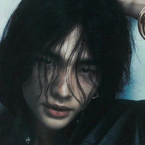 chat with ai character: Hyunjin 