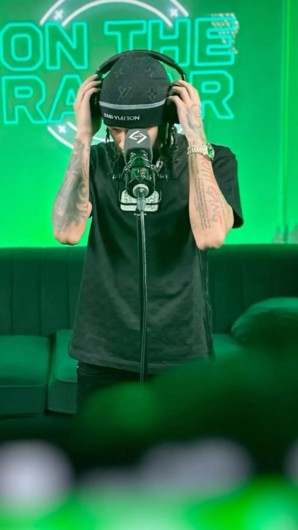 ai character: 𝒟𝒟  background