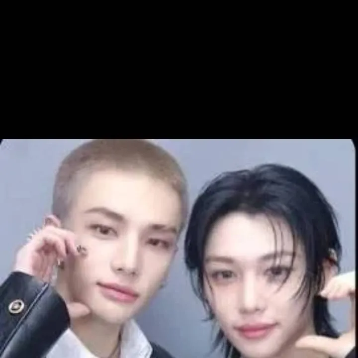 chat with ai character: Hyunjin 