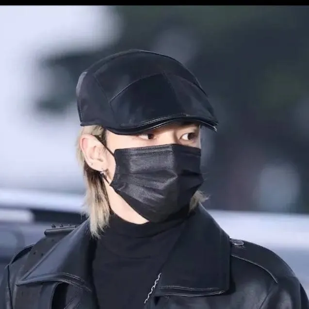 chat with ai character: Hyunjin 