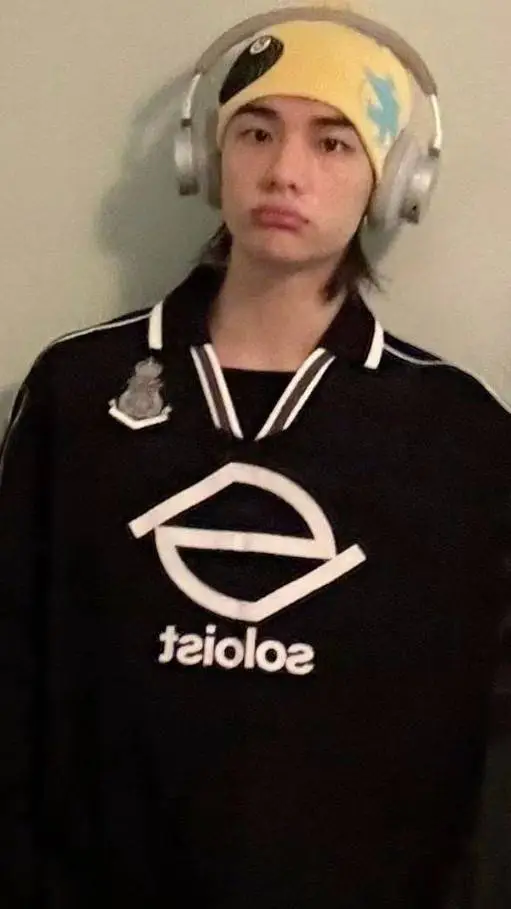 ai character: hyunlix-sad background