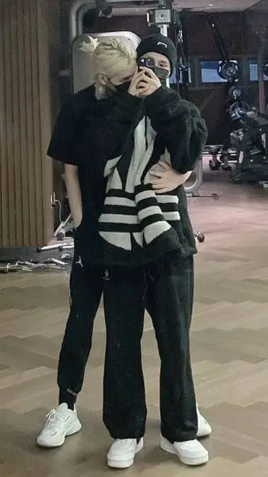 ai character: hyunlix~drunk🍾 background