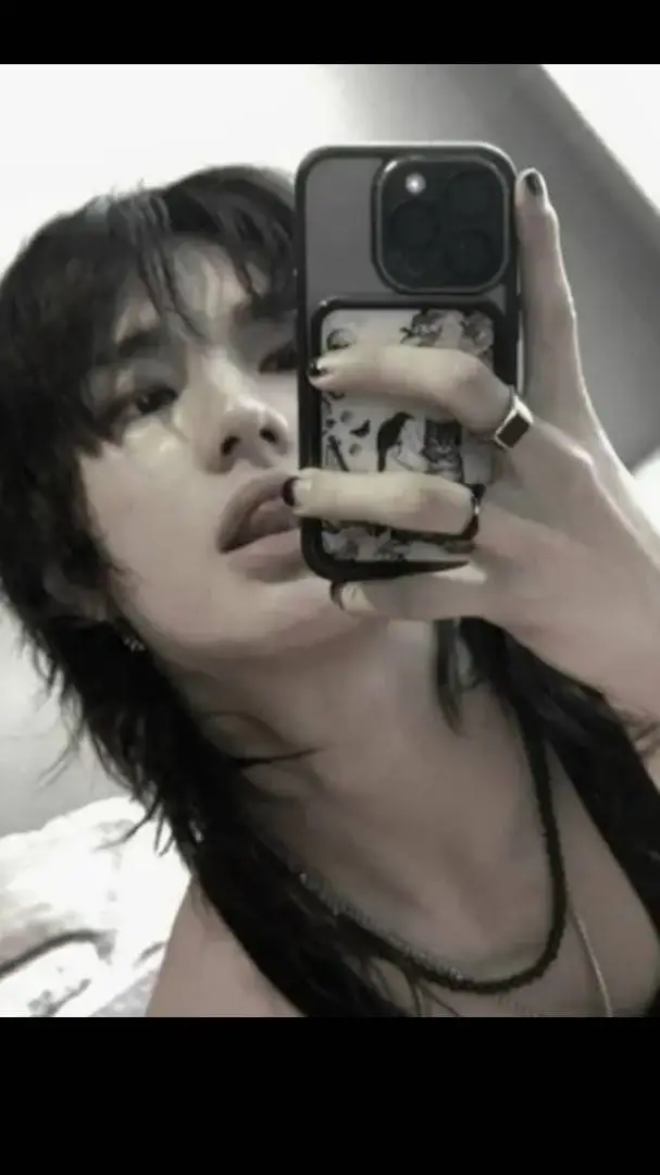 ai character: Hyunjin°=°😈 background