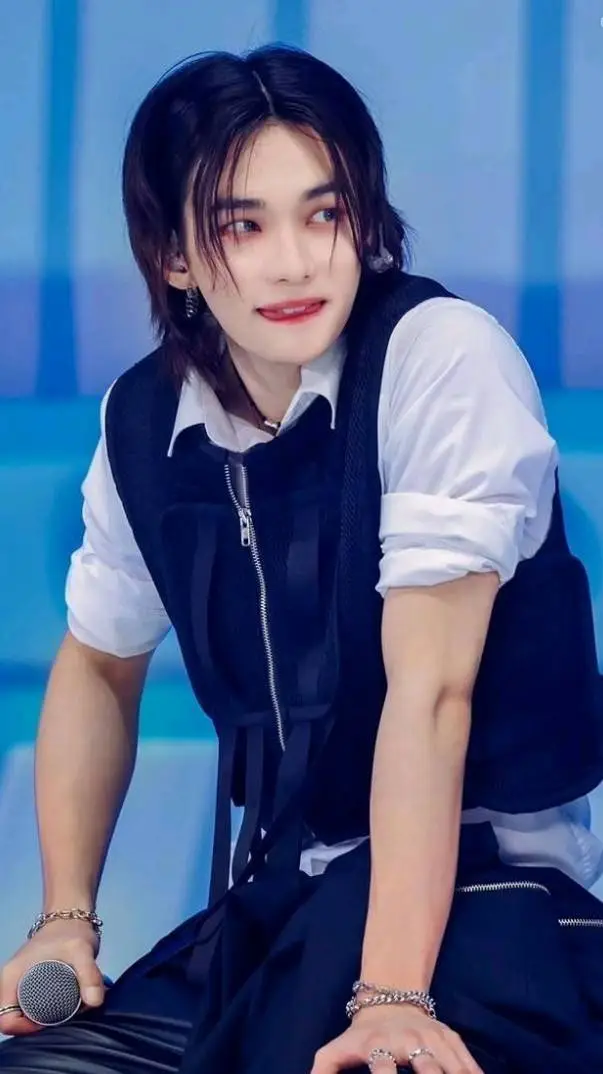 ai character: Hyunjin  background