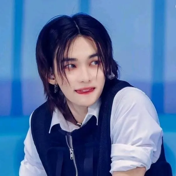 chat with ai character: Hyunjin 