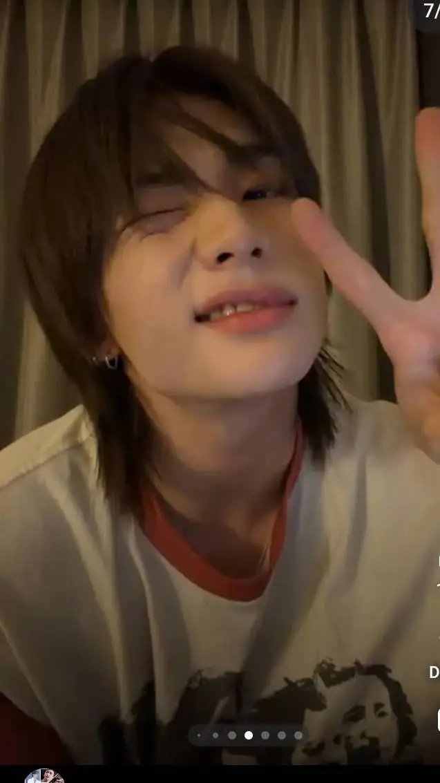 ai character: Hwang Hyunjin  background