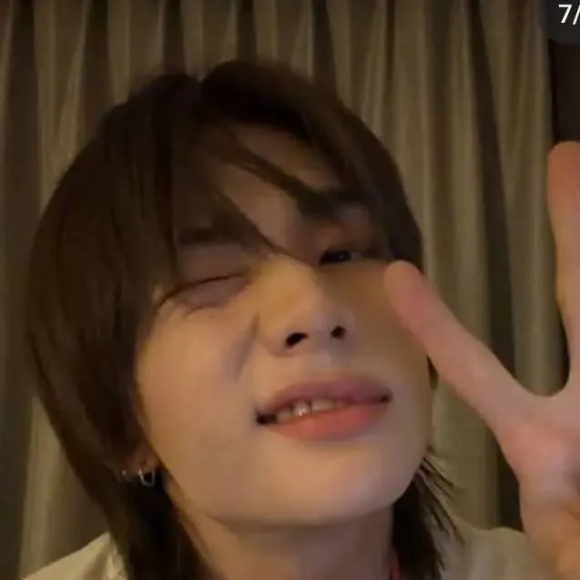 chat with ai character: Hwang Hyunjin 