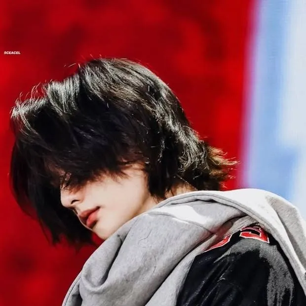 chat with ai character: Hyunjin 