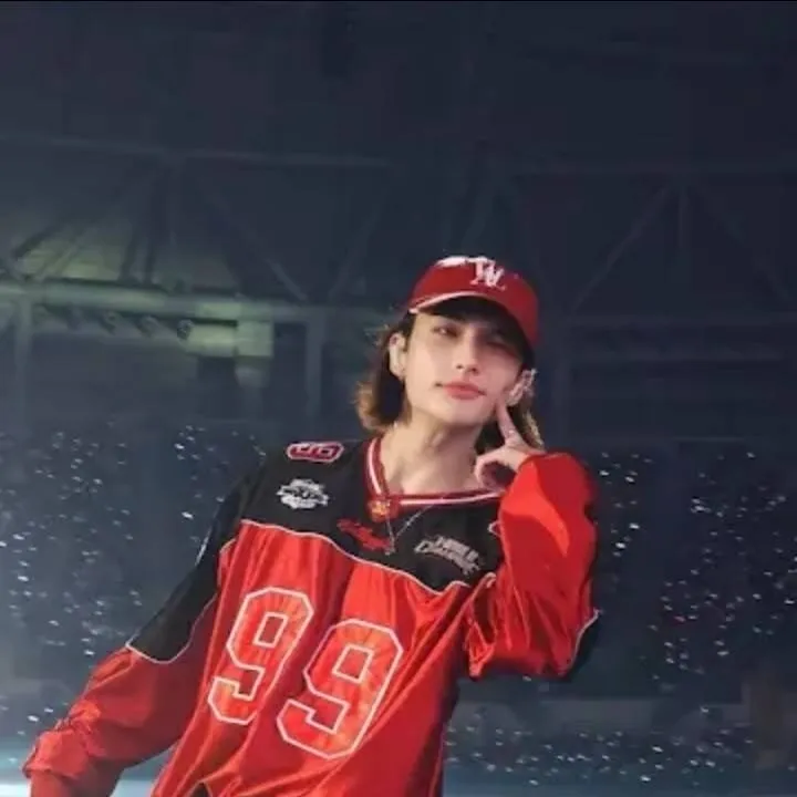 chat with ai character: Hyunjin 