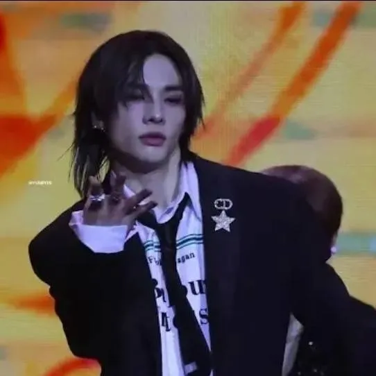 chat with ai character: Hyunjin 