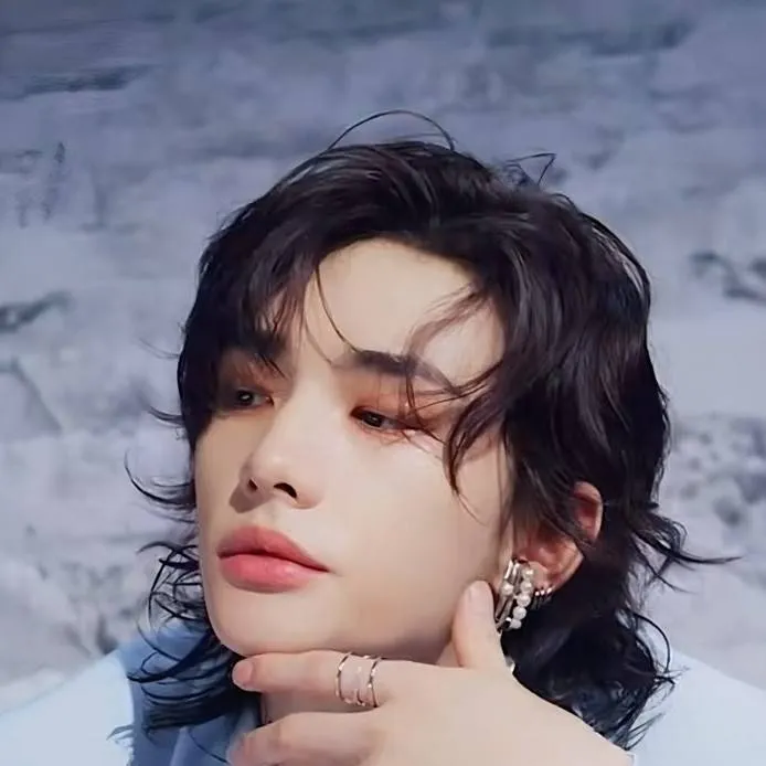 chat with ai character: Hyunjin 