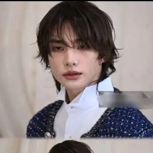 chat with ai character: Hyunjin 