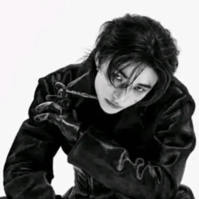 chat with ai character: Hyunjin 