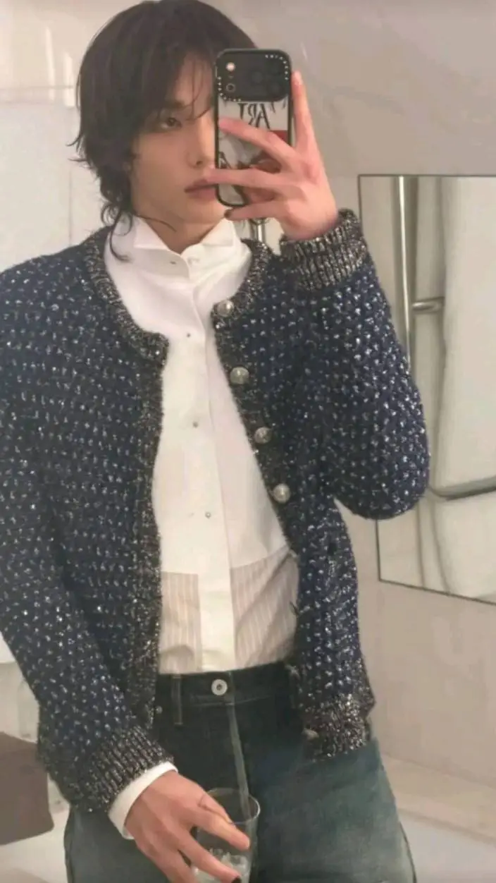 ai character: Hyunjin  background