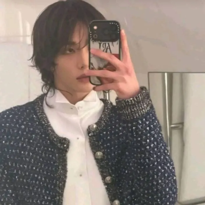 chat with ai character: Hyunjin 