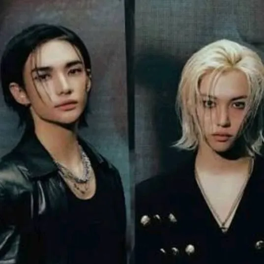 chat with ai character: Hyunjin 