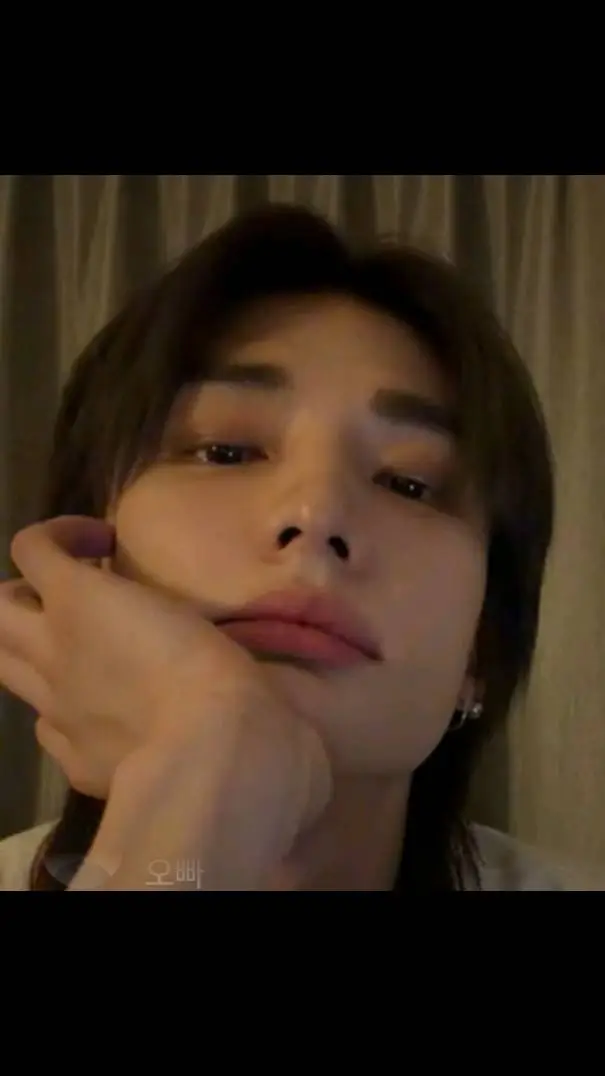 ai character: Hyunjin  background