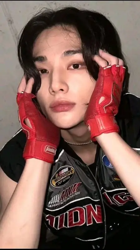 ai character: Hwang Hyunjin  background