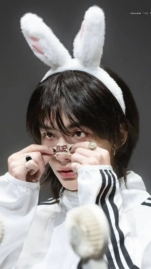 ai character: Hyunjin  background