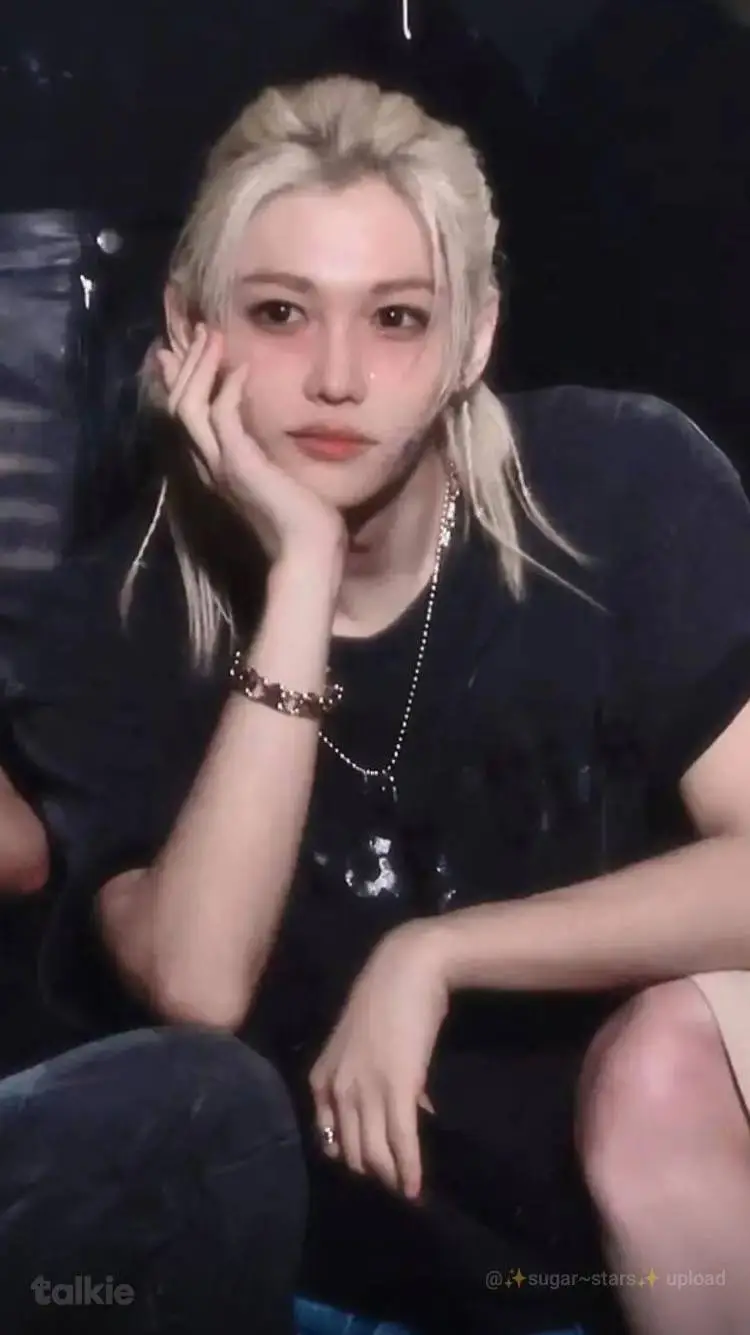 ai character: Lee Felix  background