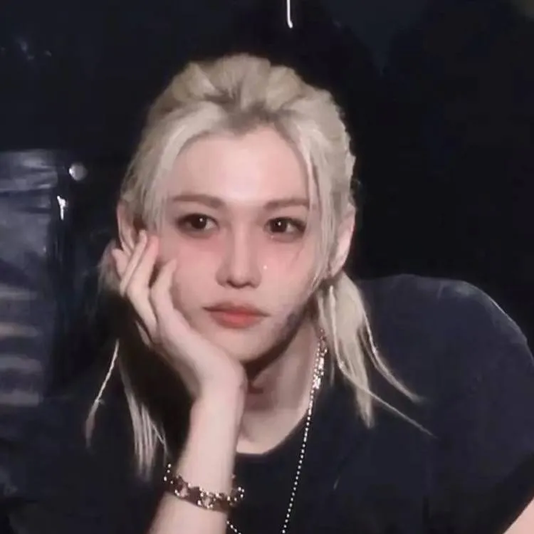 chat with ai character: Lee Felix 