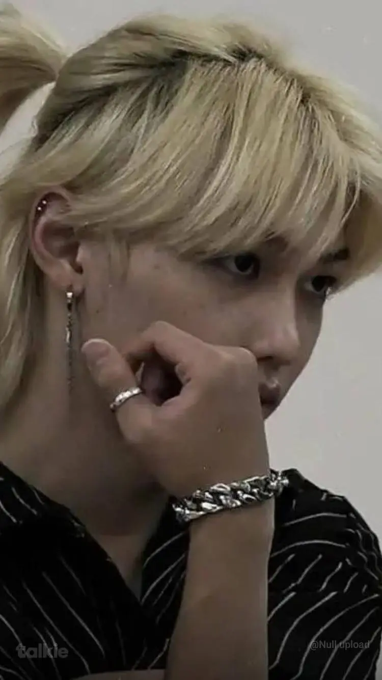 ai character: Feli× background