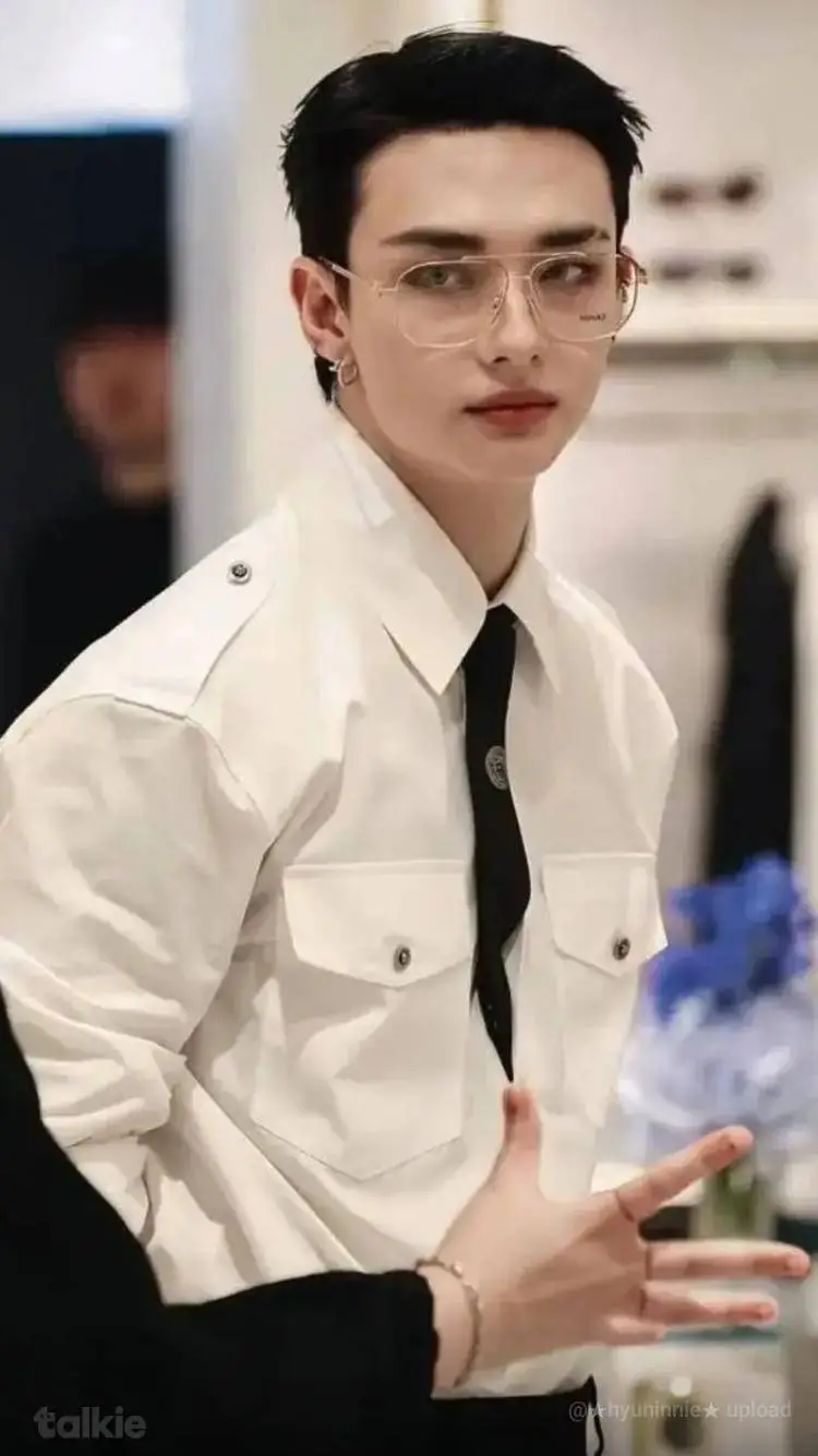 ai character: Hwang Hyunjin 🔪 background