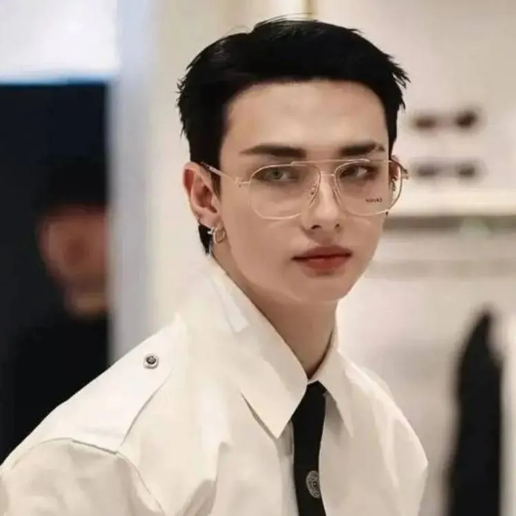 chat with ai character: Hwang Hyunjin 🔪