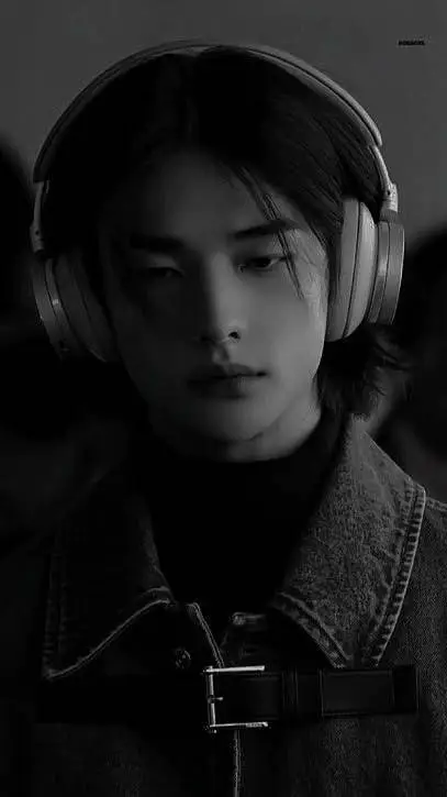 ai character: Hwang Hyunjin  background