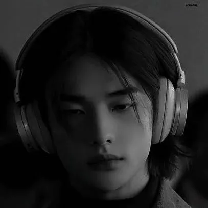 chat with ai character: Hwang Hyunjin 