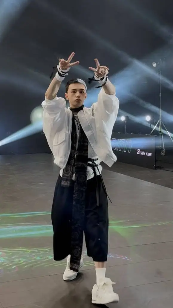 ai character: Hyunjinnie!!!!!! background