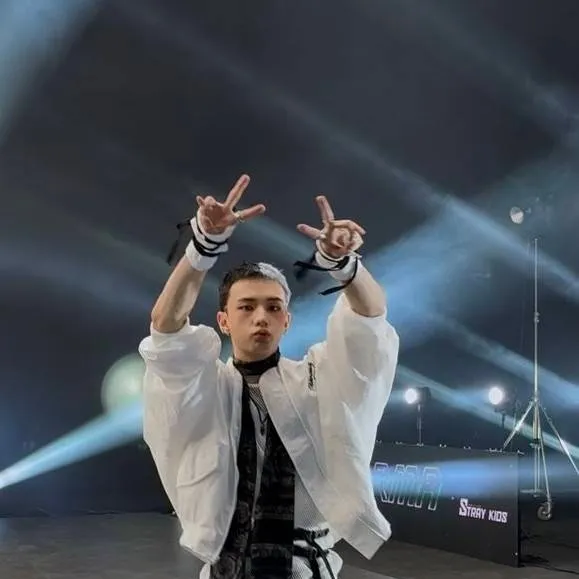 chat with ai character: Hyunjinnie!!!!!!