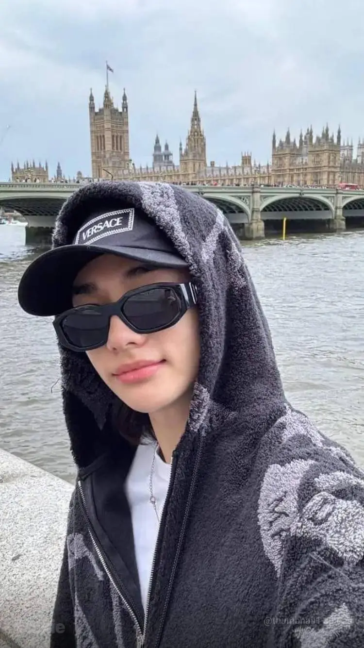 ai character: Hwang Hyunjin  background