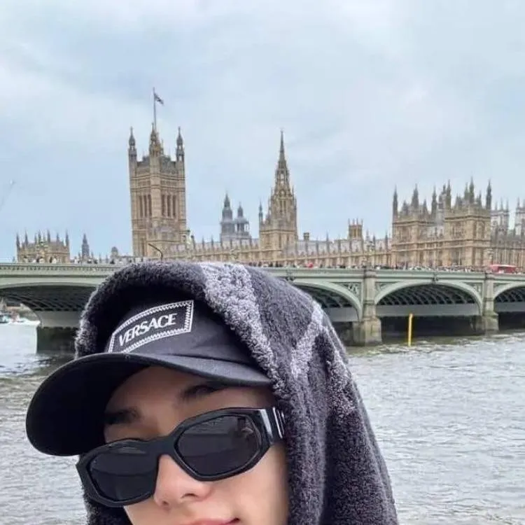 chat with ai character: Hwang Hyunjin 