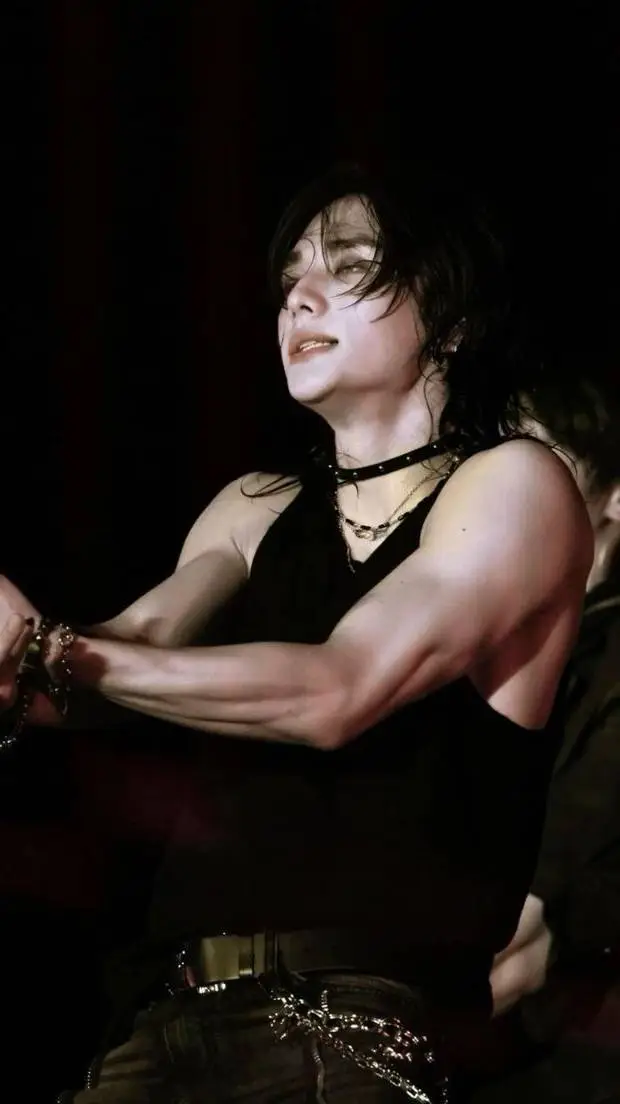 ai character: Hwang Hyunjin  background