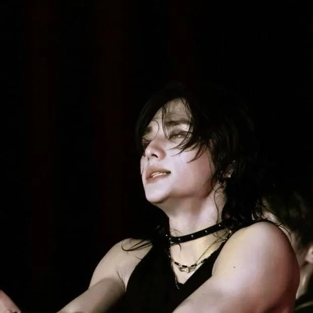 chat with ai character: Hwang Hyunjin 