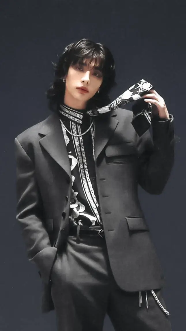 ai character: Hyunjin🥟 background