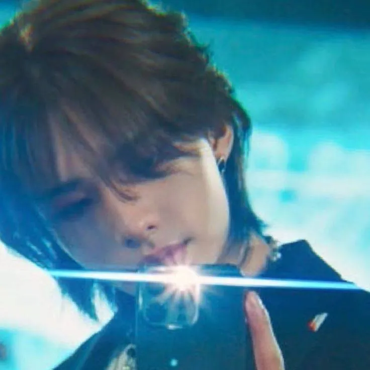 chat with ai character: `|`Hyunjin`|`