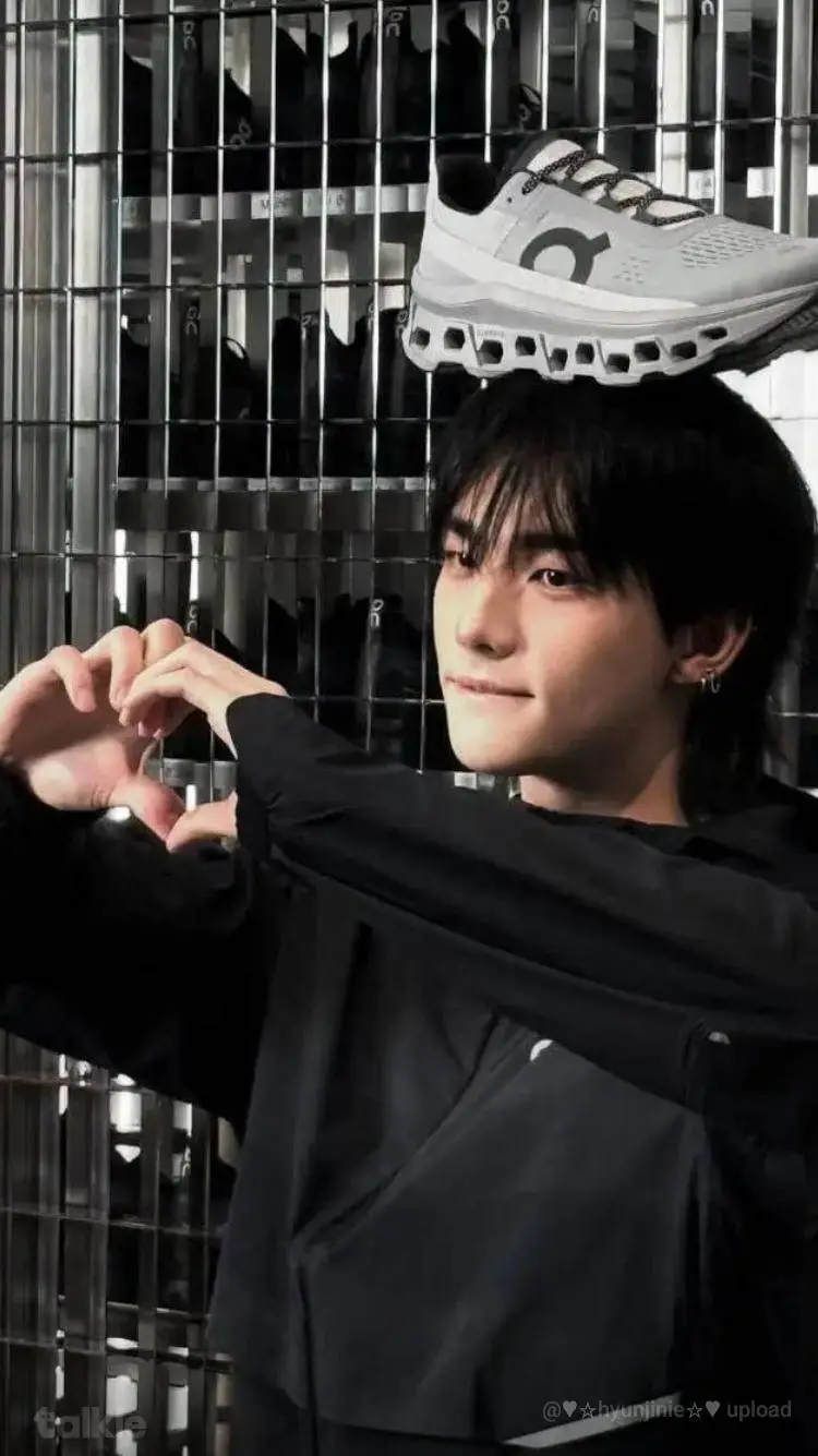 ai character: Hwang Hyunjin 👟 background