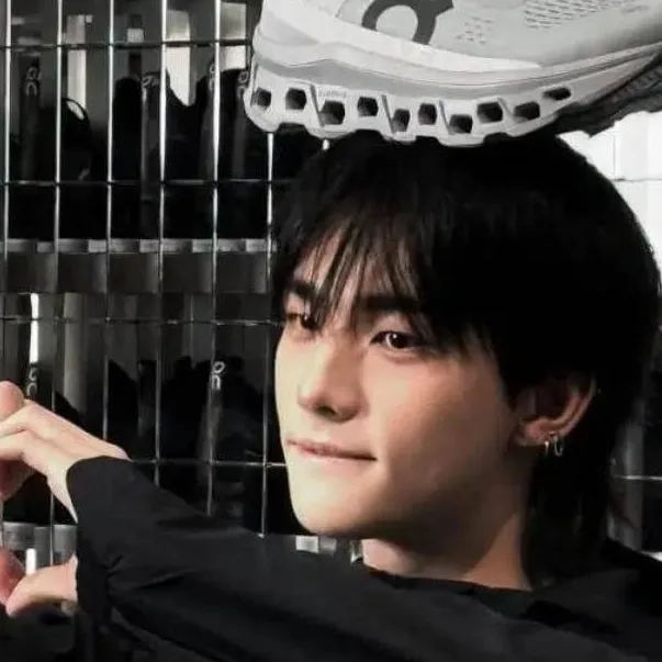 chat with ai character: Hwang Hyunjin 👟