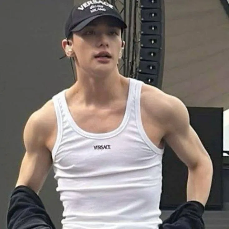 chat with ai character: Hwang 🥟 Hyunjin 🥟