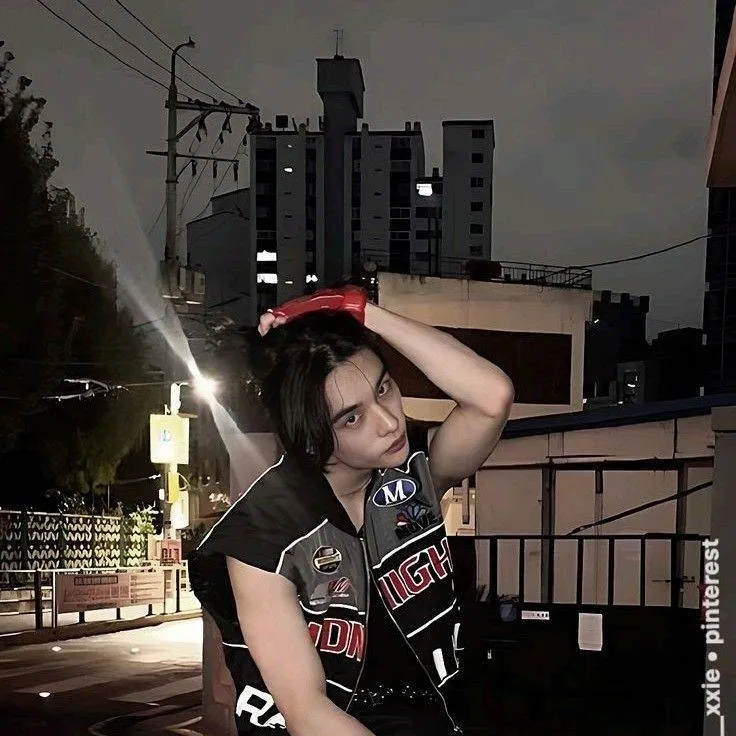 chat with ai character: Hyunjin 