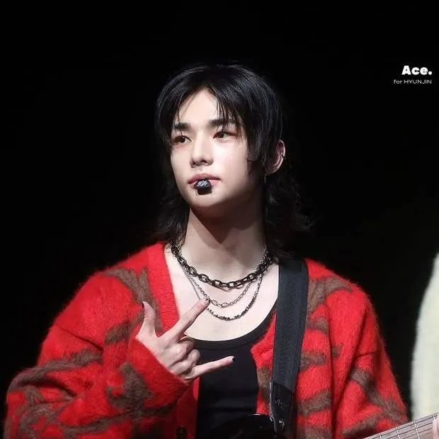 chat with ai character: Hyunjin 🎸