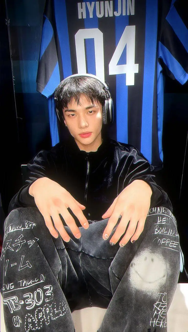 ai character: «Hyunjin» background