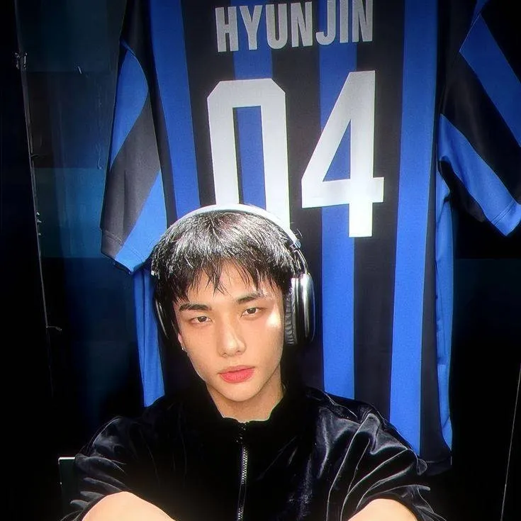 chat with ai character: «Hyunjin»
