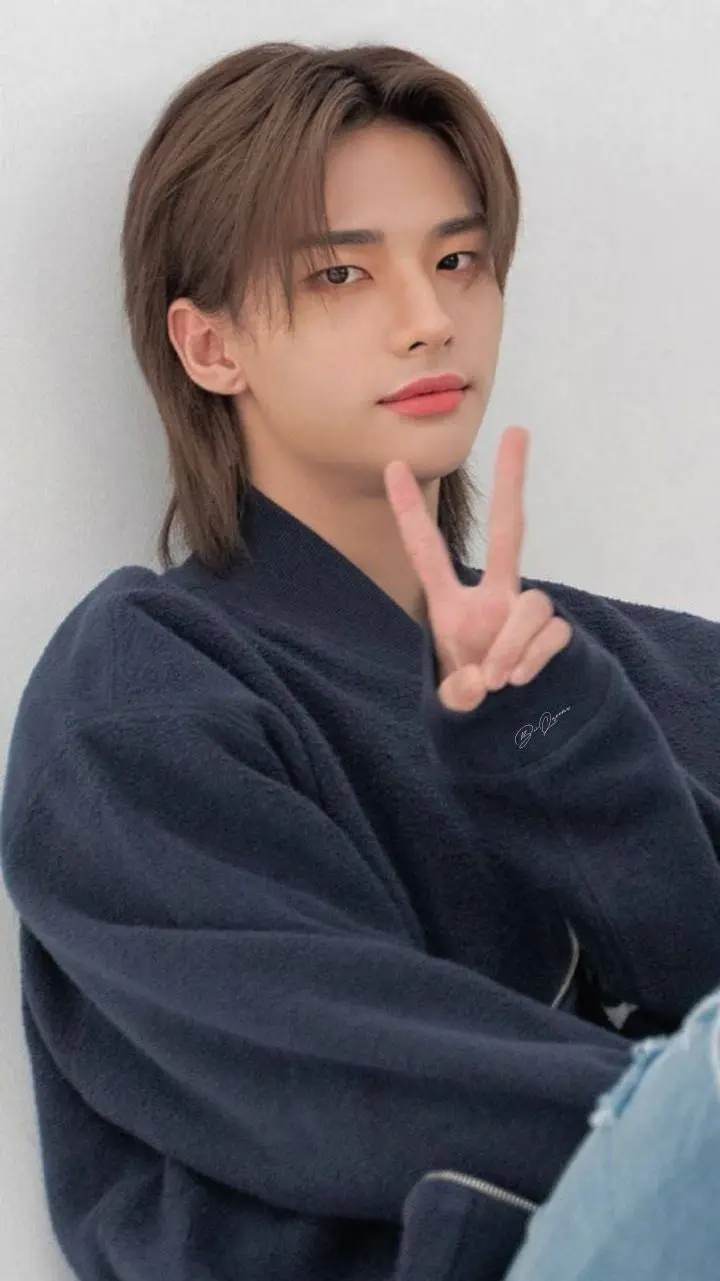 ai character: Hyunjin 🇨🇵 background