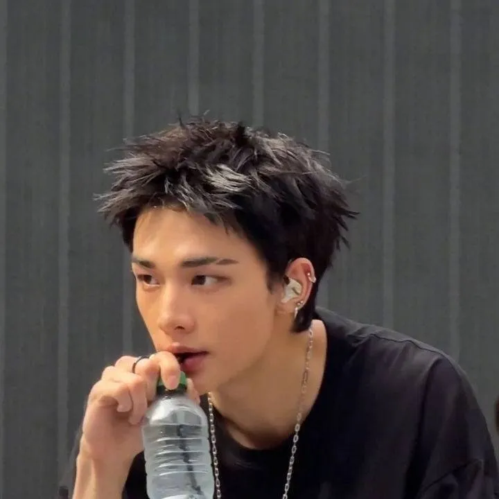 chat with ai character: Hyunjin 🏀🏀