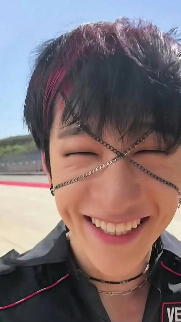 ai character: 찬❤️‍🩹🎧🧷 Chan background